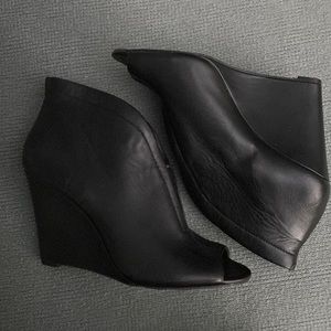 Jessica Simpson black open toe leather and elastic wedge bootie size 10